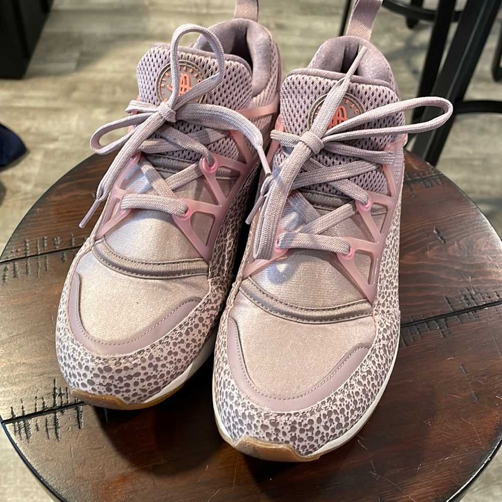 Womens Nike Huaraches  Size 9